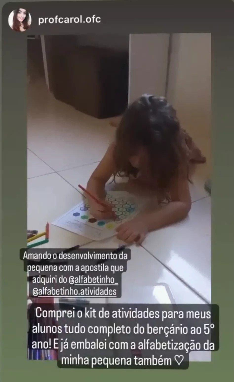 Criança usando as atividades do Alfabetinho