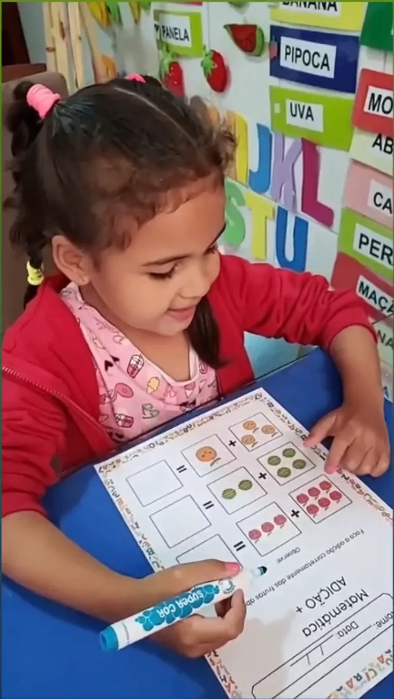 Criança usando as atividades do Alfabetinho