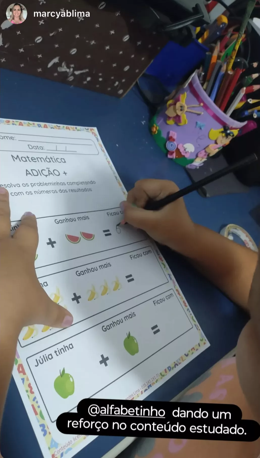 Criança usando as atividades do Alfabetinho