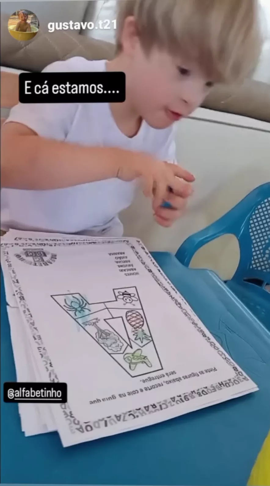 Criança usando as atividades do Alfabetinho