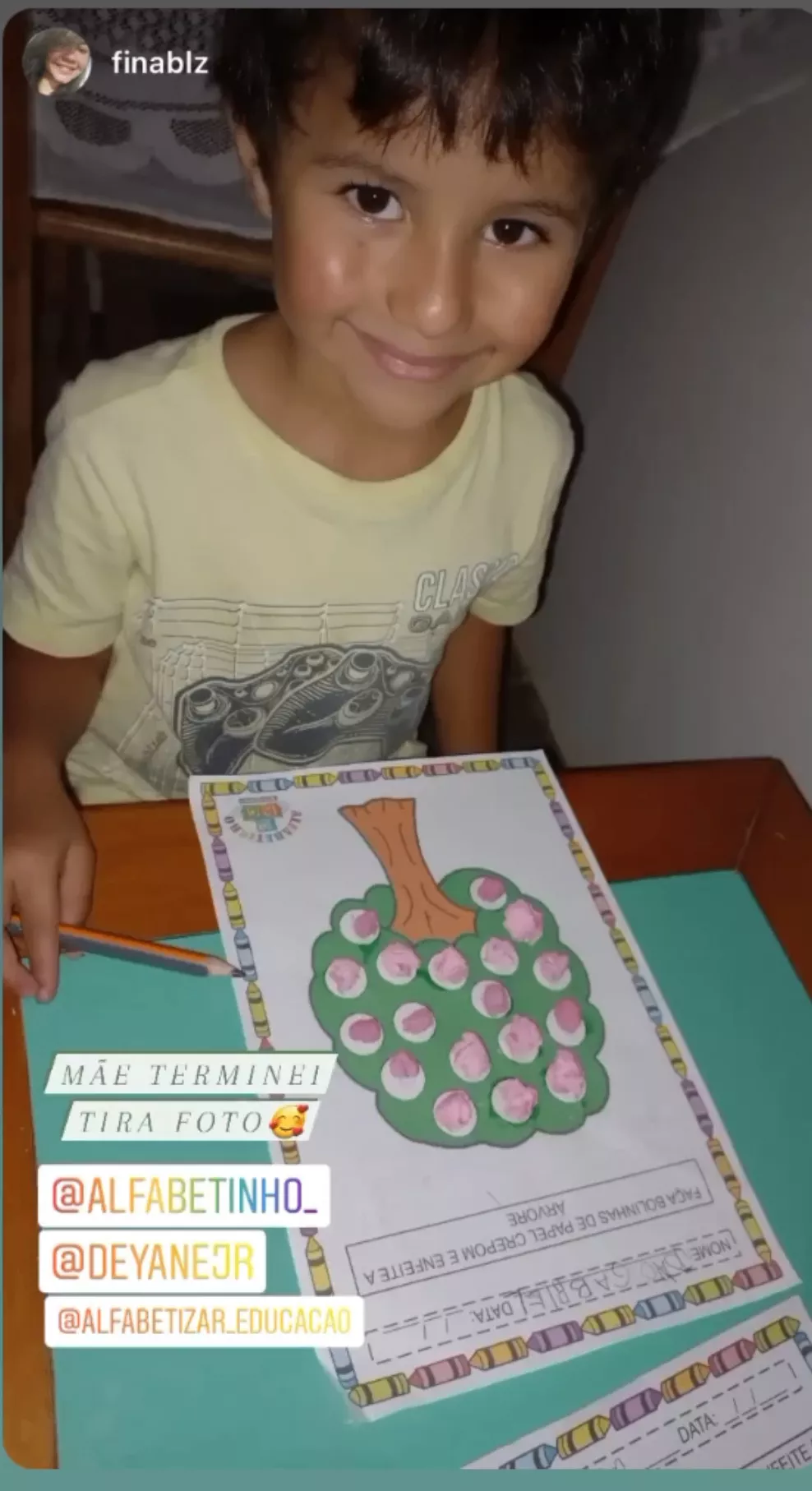 Criança usando as atividades do Alfabetinho